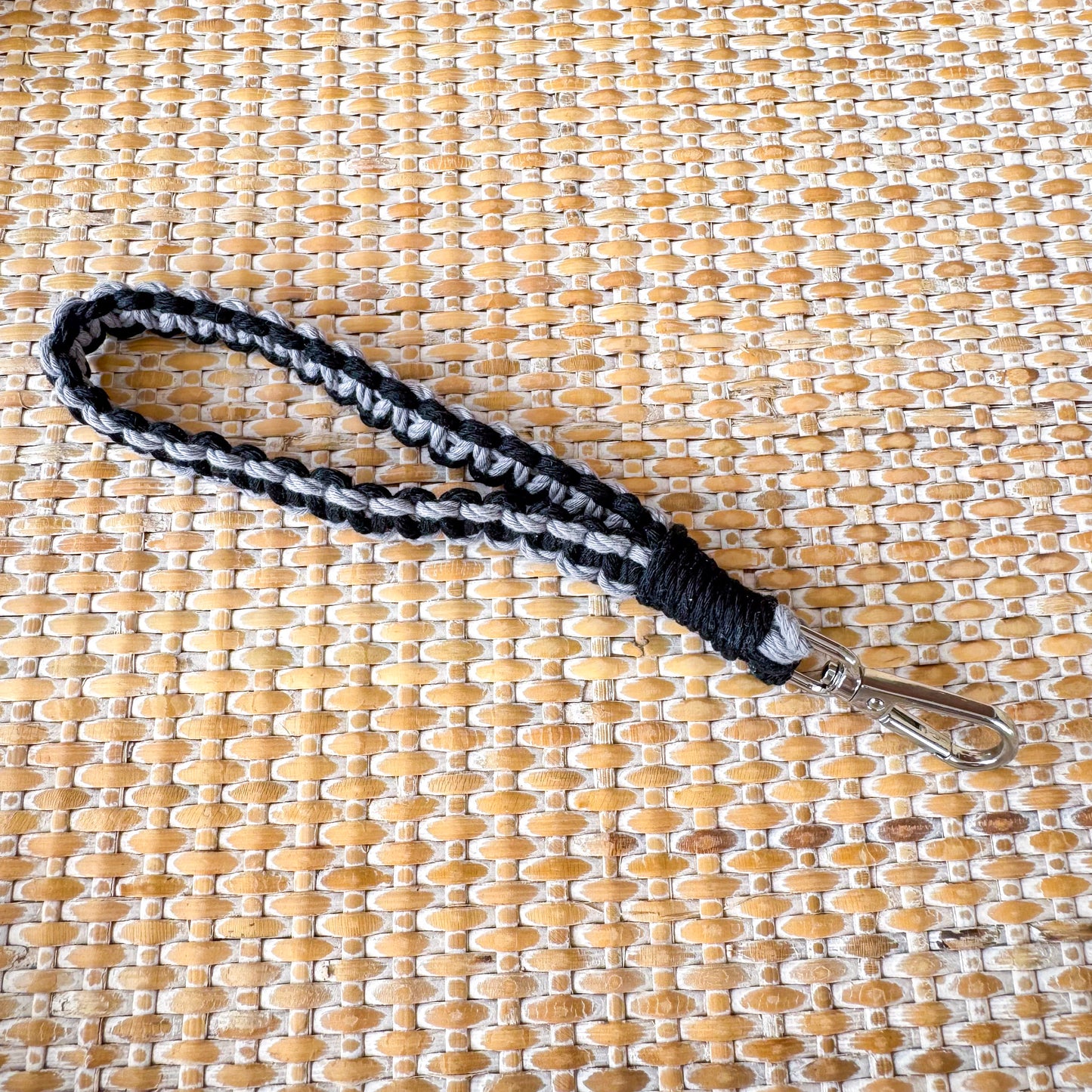 Two-toned Simple Macrame Wristlet | handmade boho-chic accessories - LooniKrafts