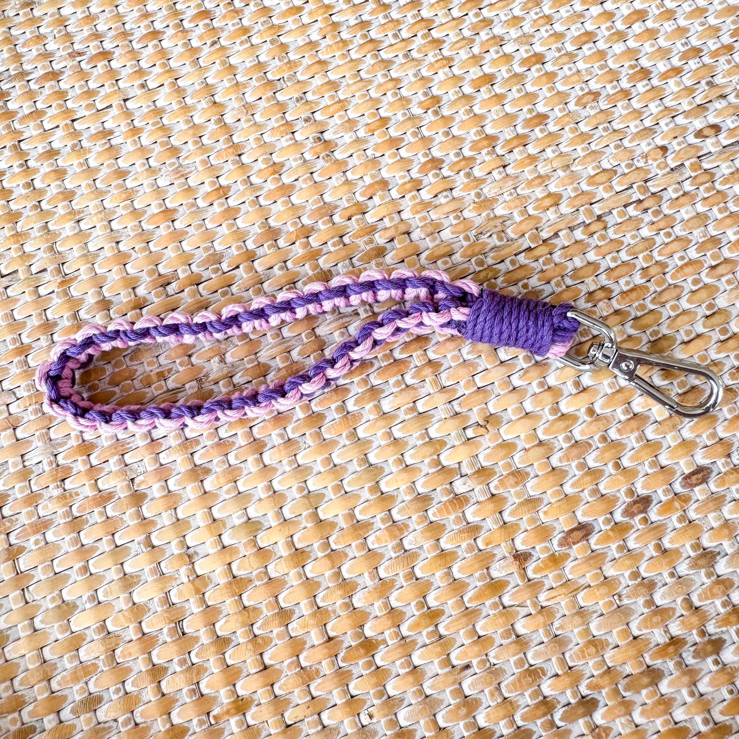 Two-toned Simple Macrame Wristlet | handmade boho-chic accessories - LooniKrafts